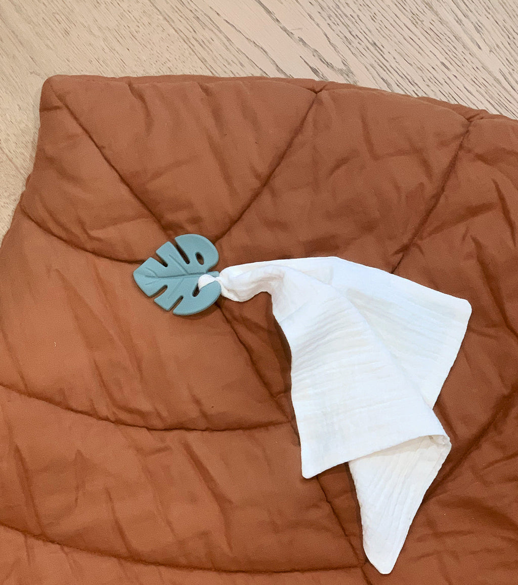 Anneau de dentition feuille aqua et lange taupe