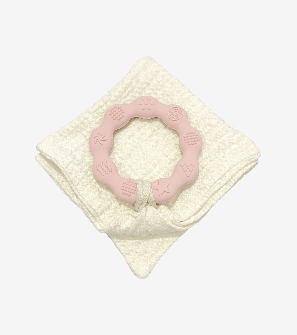 Anneau de dentition rose et son lange